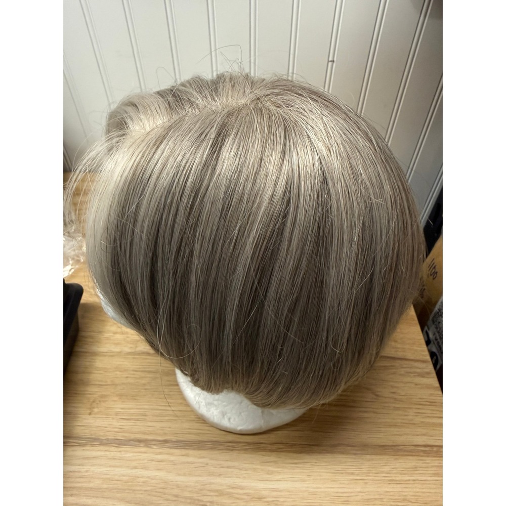Tony of Beverly Wig Women OS Silver Grey Excellent Short Bob Synthetic Hairpiece